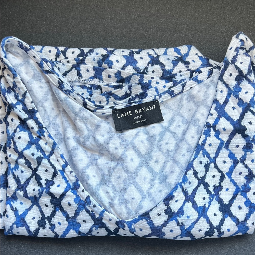 Lane Bryant White and Blue Geometric V-Neck Blouse 10/12 very stretchy- long #A